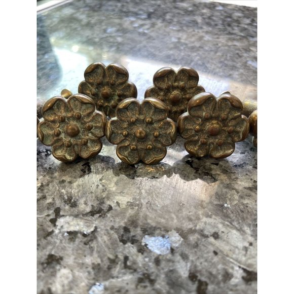Vintage Lot of 7 Mid Century Floral Brass Knobs Cabinet Drawer Pulls - Picture 4 of 5